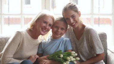 Küçük kız anne ve büyükanne çiçek ve hediye alınan