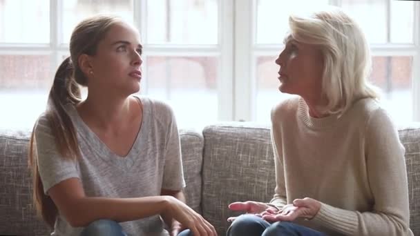 Die erwachsene Tochter und die ältere Mutter sprechen mit unterschiedlichen Meinungen — Stockvideo