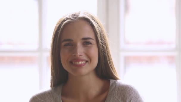 Headshot porträtt vacker kvinna ler och tittar på kamera — Stockvideo