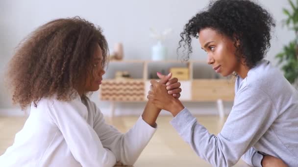 Diferentes edades de las mujeres de raza mixta compiten brazo de lucha en casa — Vídeos de Stock
