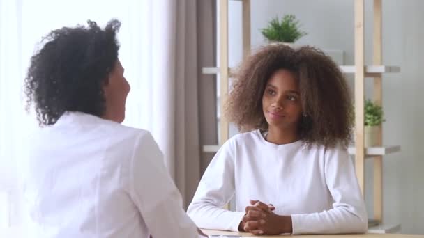 Lékař nosí v bílém plášti rozhovor s mladistvej zaměřenou na pacienta — Stock video