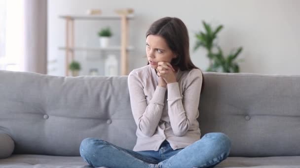 Vrouw zittend op de bank voelt nerveus veroorzaakt door persoonlijke problemen — Stockvideo