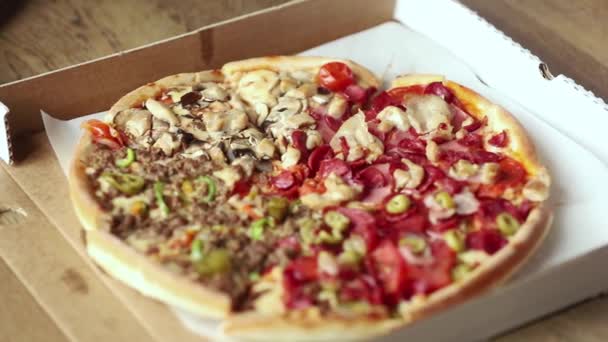 Manos de amigos diversos compartiendo entre sí rebanadas de pizza — Vídeo de stock