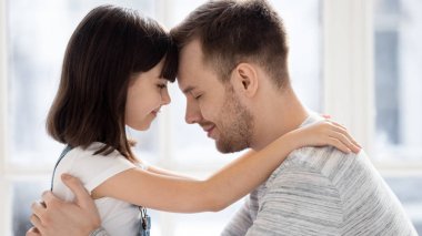 Mutlu tek baba ve sevimli küçük çocuk kızı bağ kucaklayan