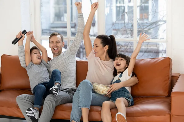 ゴールを祝うスポーツテレビを見て大喜び興奮した家族のサッカーファン — ストック写真