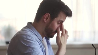 Adam mola burun köprüsü masaj gözlük çıkardı