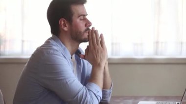 İş sorunları olan dizüstü bilgisayarın yanında oturan girişimci stresli hissediyor