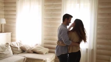 Evde oturma odasında aşk dans vals çift