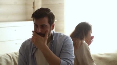 Kavga ya da çatışmadan sonra ayrı oturan çift konuşmaktan kaçınır