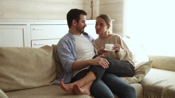 Verliebtes Paar sitzt zusammen auf Couch und spricht über Planung — Stockvideo