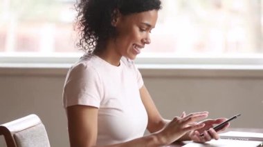 Akıllı telefonu tutan Afrikalı kadın yeni uygulama memnun hissediyor öğrenir