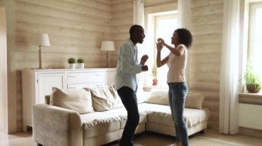 Afrikalı çift oturma odasında tarihte dans eğlenceli