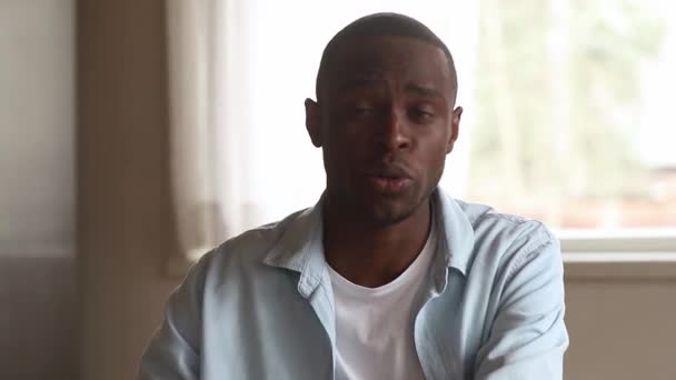 Headshot portrait homme africain fait videocall parler en regardant la caméra — Video