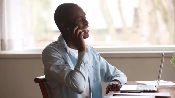 Africano chico celebración smartphone teniendo positivo conversación se siente complacido — Vídeos de Stock