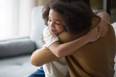 Mutlu sevimli Afrikalı Amerikalı kızı ve baba sarılma, sevgi hissi