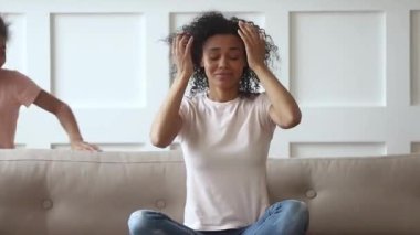 Afrikalı oğlu ve kızı stres altında yorgun anne etrafında çalışan