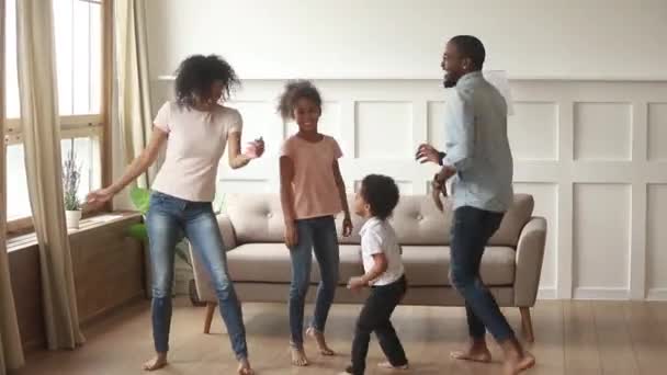 Pareja africana niños pequeños activos pasar tiempo bailando en casa — Vídeos de Stock