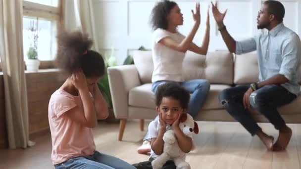 Afrykańskie przestraszone dzieci pokryte uszy nie słuchać kłótni rodziców — Wideo stockowe