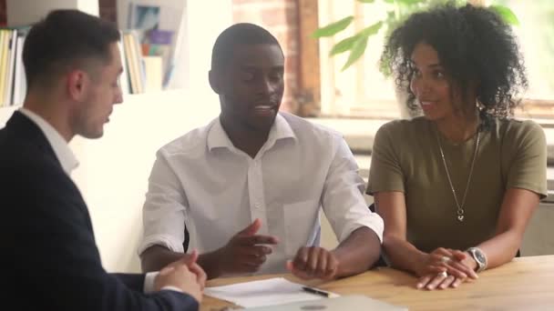 Agente imobiliário e casal africano fazem acordo — Vídeo de Stock
