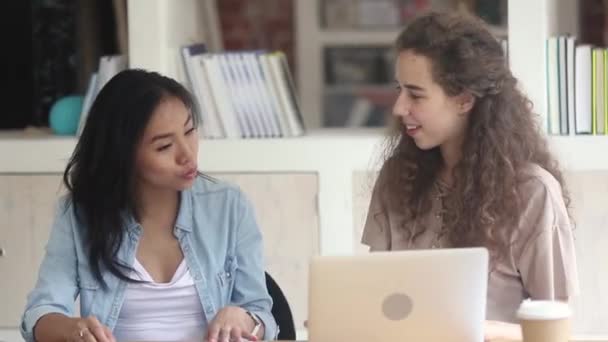 Olika studenter flickor pratar sittande vid skrivbordet i klassrummet — Stockvideo