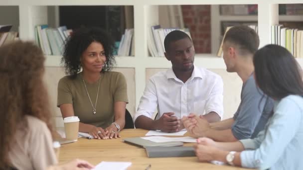 Después de discutir detalles del contrato socios comerciales multirraciales estrechando la mano — Vídeos de Stock