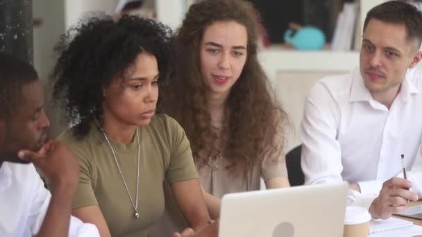 Coworkers listening team leader african female explain app or task — Stock Video