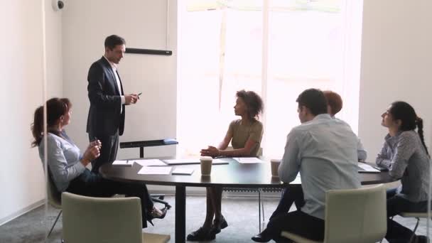 Business trainer fa la presentazione per gli imprenditori del personale aziendale riuniti al chiuso — Video Stock