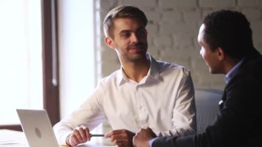 Farklı iş arkadaşları ofis odasında iş günü boyunca proje tartışmak