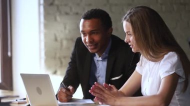 Bilgisayar uygulamasını kullanarak proje üzerinde birlikte çalışan farklı etnik köken meslektaşları