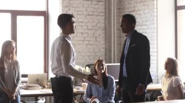 Avrupalı genç patron promosyon ile Afrikalı erkek işçi tebrik