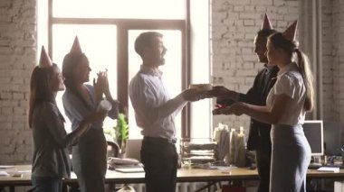 İş günü boyunca iş arkadaşlarından doğum günü tebriklerini alan çalışan