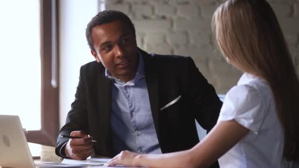 Verschillende etniciteit zakenman en zakenvrouw die samen onderhandelen in Office — Stockvideo