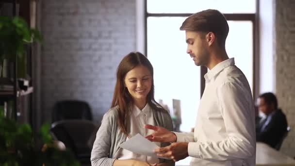 Collega's praten over het delen van informatie en gedachten tijdens de werkdag — Stockvideo