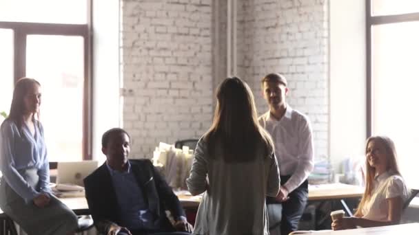 团队领导公司执行经理谈论公司成功 — 图库视频影像