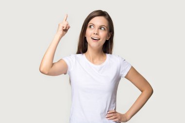 Bin yıllık kız noktası yukarı iyi bir satış teklifi tavsiye