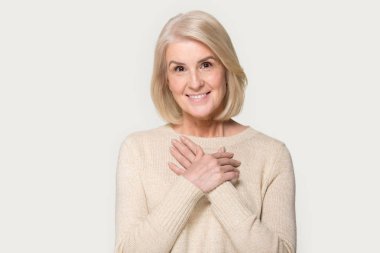 Göğüs elleri ile Minnettar kıdemli kadın müteşekkir hissediyorum