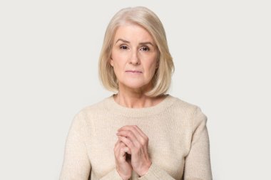 Gri arka planda izole üzgün yaşlı kadın yalnızlık hissediyorum