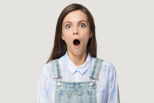 Shocked millennial girl look at camera feel stunned with offer — Stock Photo, Image