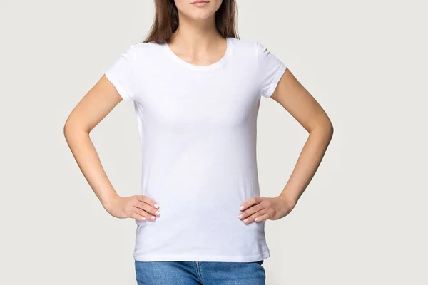 Ajustar millennial chica demostrar blanco camiseta con espacio en blanco copia — Foto de Stock