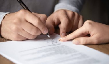 Erkek müşteri sözleşme toplantı avukat avukat imza yazmak