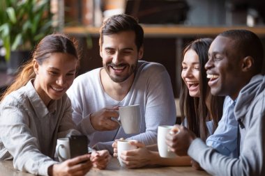 Mutlu çeşitli arkadaşlar kafede cep telefonu grup selfie alarak