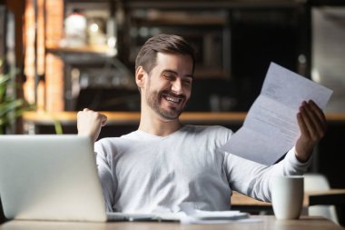 Heyecanlı işadamı büyük haber tarafından sevinçli posta mektubu okuma