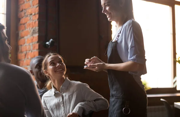 कॅफे मध्ये ग्राहकांना सेवा ऑर्डर घेऊन नोटपॅड धारण शुभेच्छा वेटरस — स्टॉक फोटो, इमेज