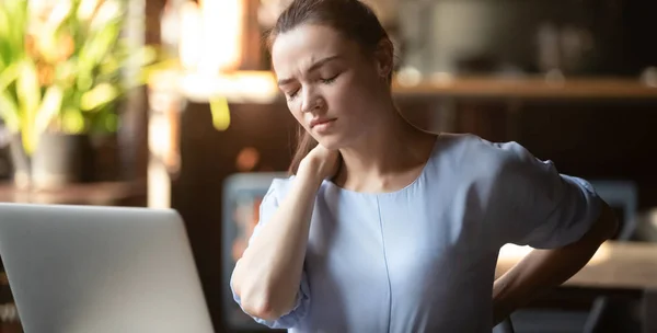 Zdůrazněna mladá obchodní žena, která cítí bolest v laptopu — Stock fotografie