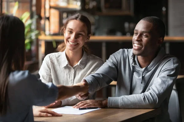 Glückliches gemischtrassiges Paar Handschlag Bankmanager nehmen Hypothekendarlehen — Stockfoto