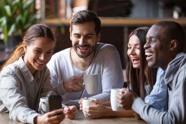 Happy Diverse vänner tar grupp Selfie på mobil i Café — Stockfoto