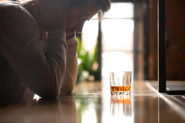Depresif üzgün sarhoş bağımlısı adam barda tek başına viski içmek — Stok fotoğraf
