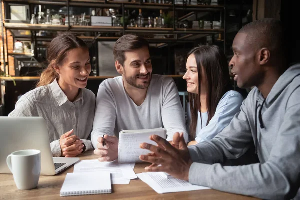 Happy multirasistiska studenter grupp studerar tillsammans sitta på Café Table — Stockfoto