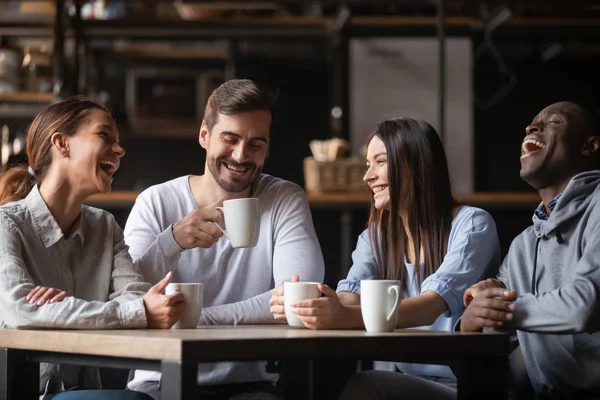 Happy multirasistiska vänner grupp chattar skrattande dricka te i kaféet — Stockfoto