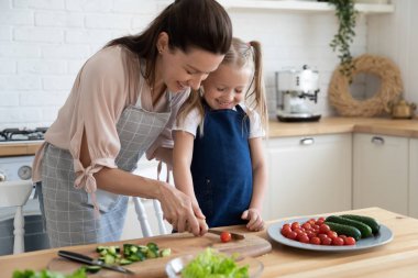Anne küçük kızı yemek temellerini öğretir